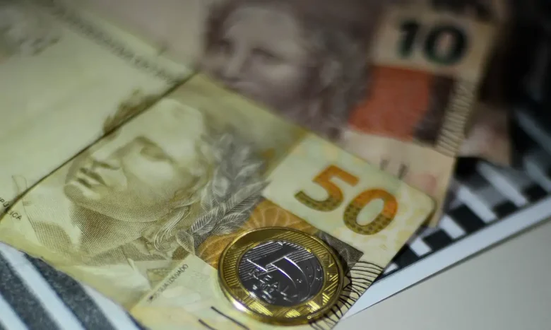 Governo projeta superávit em 2026 e salário mínimo pode chegar a R$ 1.630 para o próximo ano