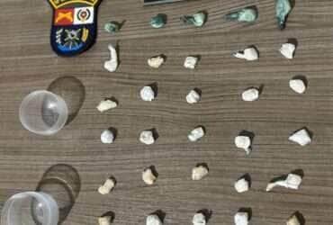 Homem é preso por tráfico de drogas após denúncia anônima em Itanhangá