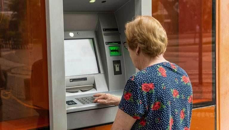 Aposentados e pensionistas do INSS podem consultar antecipação do 13º salário a partir do dia 17 - iStock