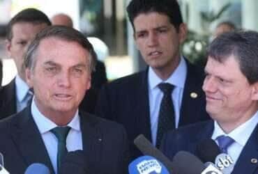 O presidente Jair Bolsonaro e o ministro da Infraestrutura, Tarcísio de Freitas durante entrevista à imprensa