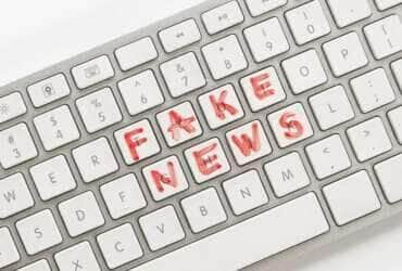 Fake News; Notícia Falsa; Celular; Notebook; Computador; Notícia - Nova onda de fake news no Brasil influencia a guerra digital. Foto: Freepik