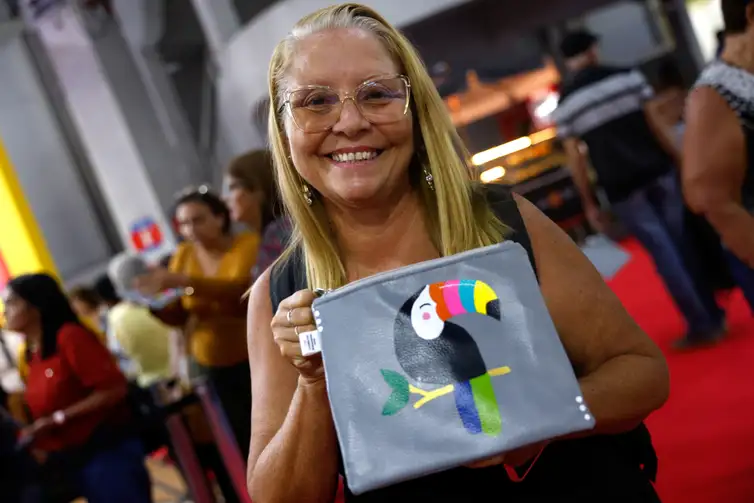 Tânia Rêgo/Agência Brasil Rio de Janeiro (RJ), 09/04/2025 - A artesã Andréia Pugliese participa da Feira Rio Artes para capacitação e negócios em economia criativa, no Centro de Convenções Expomag, centro da cidade. Foto: Tânia Rêgo/Agência Brasil
