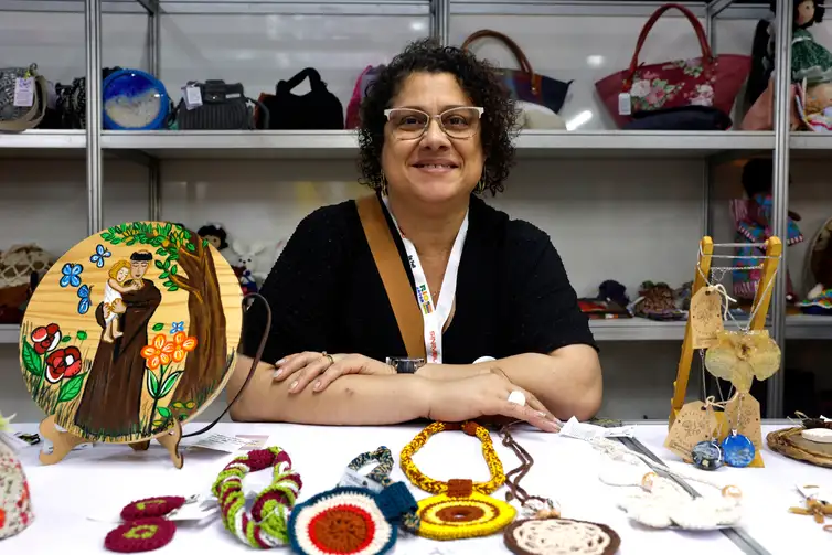 Tânia Rêgo/Agência Brasil Rio de Janeiro (RJ), 09/04/2025 - Cintia Miller, artesã e representante da FAERJ - Federação do Artesanato do Estado do Rio de Janeiro, participa da Feira Rio Artes para capacitação e negócios em economia criativa, no Centro de Convenções Expomag, centro da cidade. Foto: Tânia Rêgo/Agência Brasil