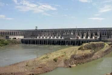 Foz do Iguaçu (PR), 02/01/2025 – Vista da hidrelétrica de Itaipu Binacional, a hidrelétrica foi criada em 26 de abril de 1973 e regida em igualdade entre Brasil e Paraguai.
A usina está localizada no Rio Paraná, no trecho de fronteira entre o Brasil e o Paraguai, 14 km ao Norte da Ponte da Amizade, nos municípios de Foz do Iguaçu, no Brasil, e Hernandarias, no Paraguai. 
Foto: Joédson Alves/Agência Brasil