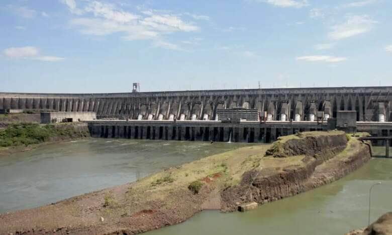 Foz do Iguaçu (PR), 02/01/2025 – Vista da hidrelétrica de Itaipu Binacional, a hidrelétrica foi criada em 26 de abril de 1973 e regida em igualdade entre Brasil e Paraguai.
A usina está localizada no Rio Paraná, no trecho de fronteira entre o Brasil e o Paraguai, 14 km ao Norte da Ponte da Amizade, nos municípios de Foz do Iguaçu, no Brasil, e Hernandarias, no Paraguai. 
Foto: Joédson Alves/Agência Brasil