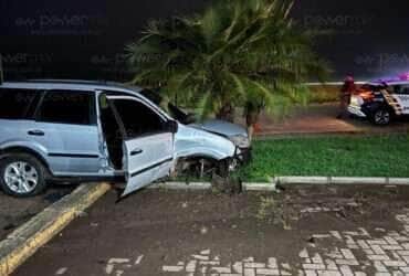 Acidente ocorreu na noite de domingo; duas pessoas ficaram feridas e foram encaminhadas ao hospital
