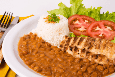 prato de arroz-feijão-tomate-almoço-jantar