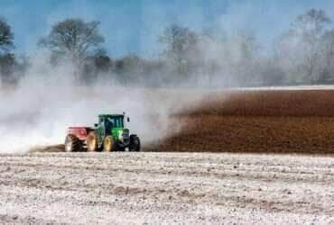 trator fertilizantes prepara solo