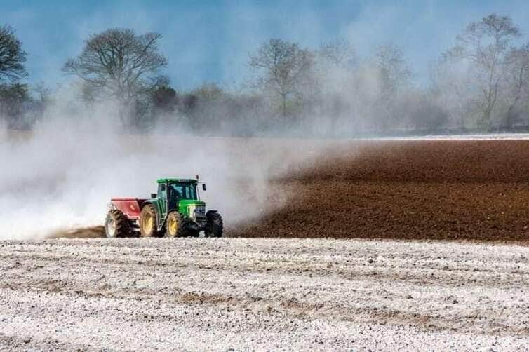 trator fertilizantes prepara solo