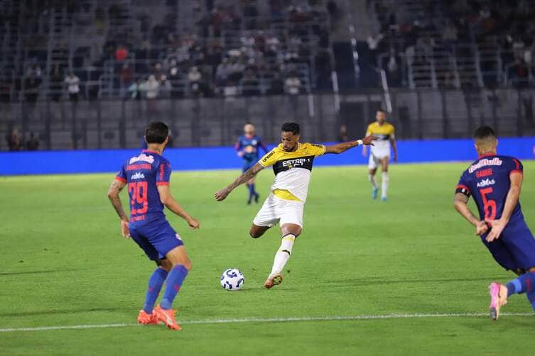 Lance de Bragantino x Criciúma. Imagem: Celso da Luz/Criciúma