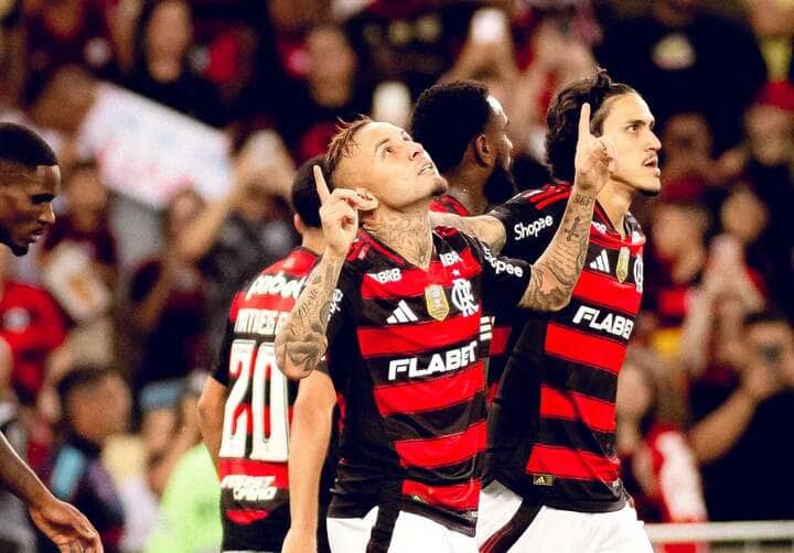Palmeiras x Flamengo: onde assistir, prováveis escalações e como chegam os líderes do Brasileirão 2025. Imagem: CRF