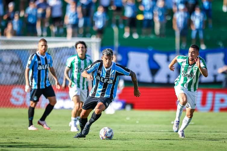 Juventude x Grêmio: onde assistir ao vivo, prováveis escalações e tudo sobre o jogo do Brasileirão. Imagem: Lucas Uebel/GFBPA