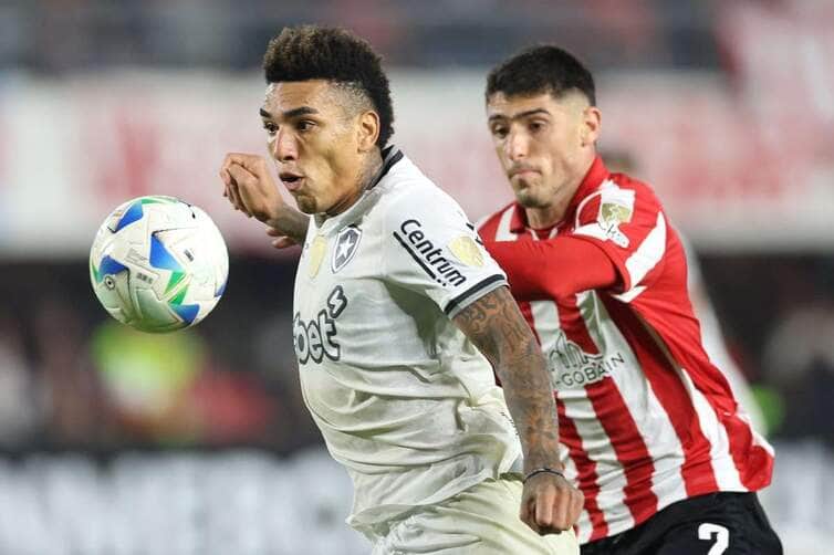 Botafogo enfrenta Estudiantes em confronto decisivo pela Libertadores: onde assistir e escalações. Imagem: Vitor Silva/BFR Botafogo enfrenta Estudiantes em confronto decisivo pela Libertadores: onde assistir e escalações. Imagem: Vitor Silva/BFR