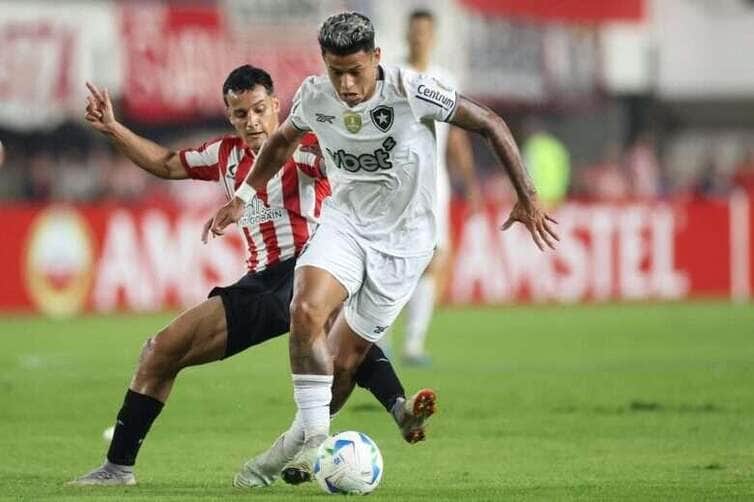 Botafogo enfrenta Estudiantes em confronto decisivo pela Libertadores: onde assistir e escalações. Imagem: Vitor Silva/BFR