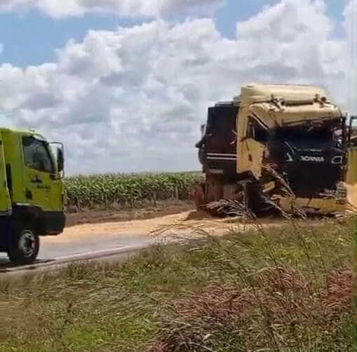 Acidente ocorreu no final da manhã desta quinta-feira (15) e causou tombamento de vagão e derramamento de carga de milho na pista