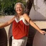 Nora Ney Farias de Souza, de 65 anos, parou o veículo para urinar quando foi surpreendida pelo automóvel em movimento; caso será investigado pela Polícia Civil