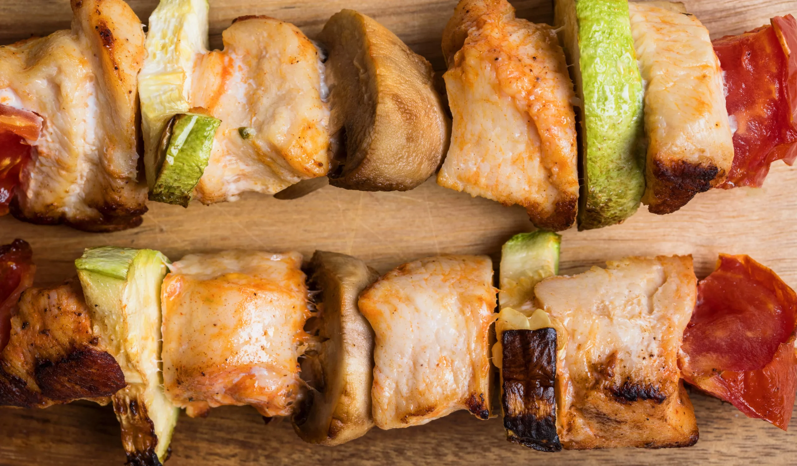As 5 melhores receitas de kebab de peixe: ideias passo a passo com fotos 76 Kebab de peixe na grelha acaba sendo suculento e saboroso. fonte: Freepik.com