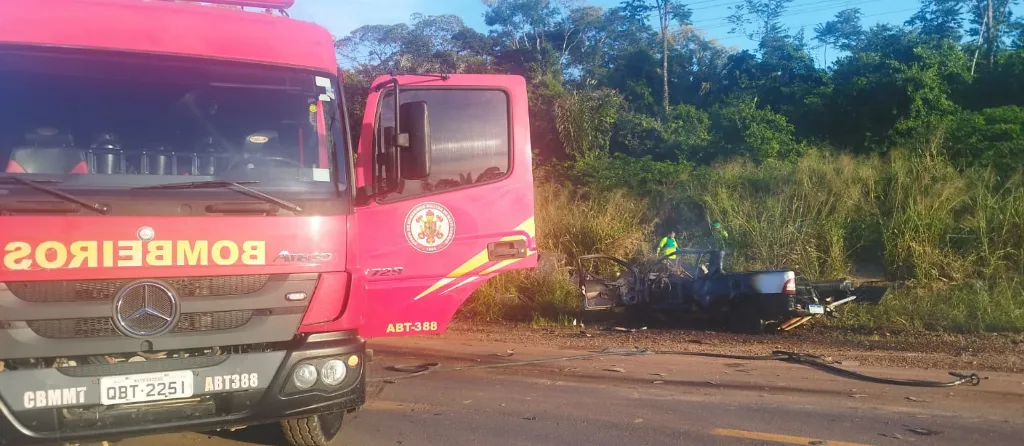 Bombeiros de Mato Grosso socorrem vítimas após colisão entre carro e caminhão