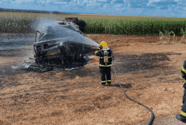 Carreta com combustível pega fogo após colisão em rodovia de Mato Grosso