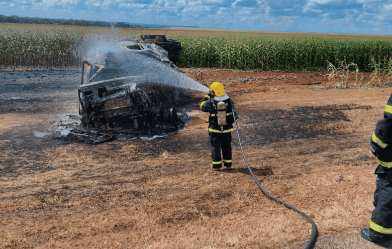 Carreta com combustível pega fogo após colisão em rodovia de Mato Grosso