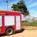 Corpo de Bombeiros combate incendio em vegetacao urbana em Confresa