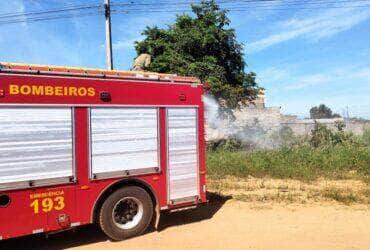 Corpo de Bombeiros combate incendio em vegetacao urbana em Confresa