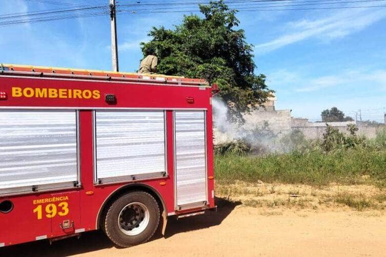 Corpo de Bombeiros combate incendio em vegetacao urbana em Confresa