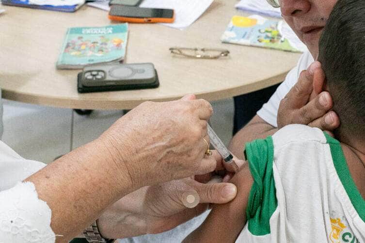 Cuiaba leva vacinacao e saude a escolas para ampliar protecao infantil