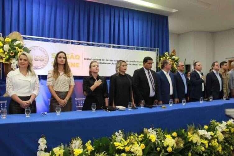 Flavia Moretti em sessao solene da Camara