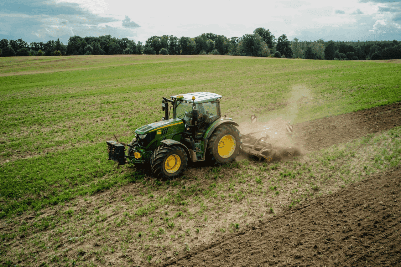 Financiamento rural com juros altos? Saiba como revisar seu contrato e reduzir o valor da dívida 82 Foto de trator- máquina-rural-financiamento rural