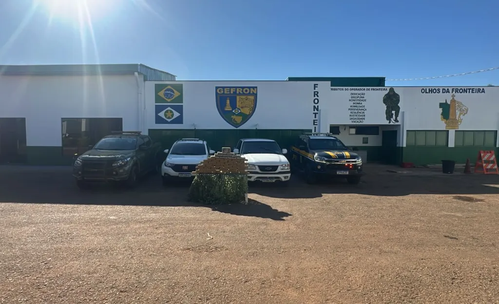 Gefron e PRF apreendem 61 tabletes de cocaína e skunk em compartimento oculto em Mato Grosso
