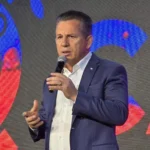 Governador de Mato Grosso critica burocracia ambiental em evento nacional