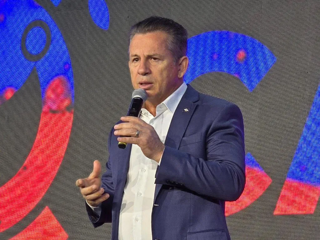 Governador de Mato Grosso critica burocracia ambiental em evento nacional