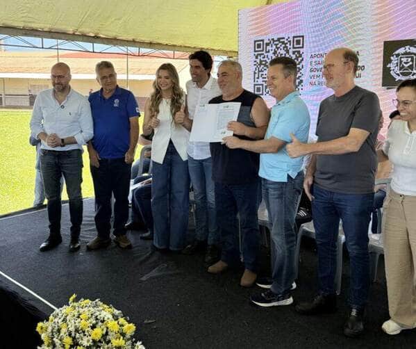 Governo de Mato Grosso entrega escrituras definitivas e poe fim a espera de mais de 40 anos de moradores de assentamento