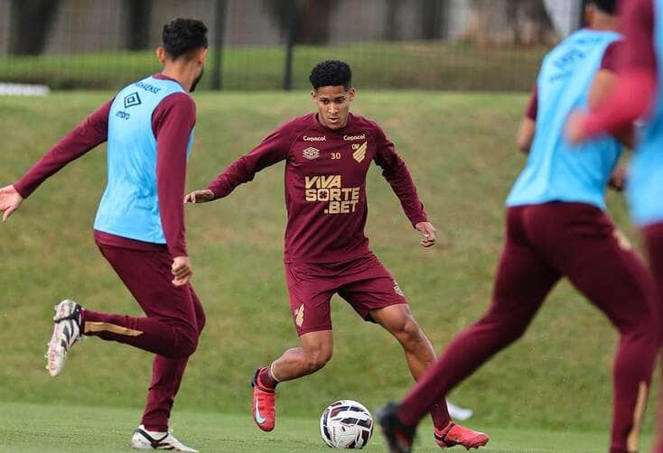 Vila Nova x Athletico: onde assistir, escalações e tudo sobre o confronto pela Série B. Imagem: José Tramontin athletico.com.br Vila Nova x Athletico: onde assistir, escalações e tudo sobre o confronto pela Série B. Imagem: José Tramontin athletico.com.br