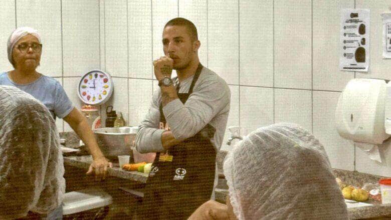 Merendeiras de Varzea Grande aprendem a preparar tilapia em oficina para aprimorar merenda escolar