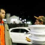 Pessoas em situacao de rua de sete pontos de Cuiaba sao atendidos com cobertores e marmitas