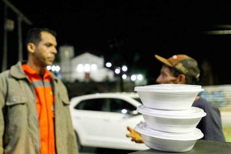 Pessoas em situacao de rua de sete pontos de Cuiaba sao atendidos com cobertores e marmitas