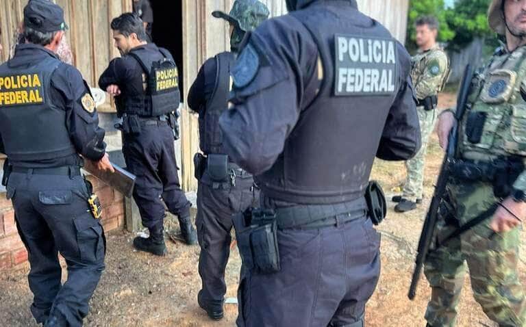 Policia Federal combate desmatamento e garimpo ilegal em terra indigena na fronteira de Mato Grosso e Rondonia