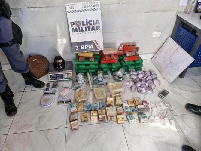 Policia Militar desmantela tres depositos de drogas e apreende R 87 mil em Cuiaba