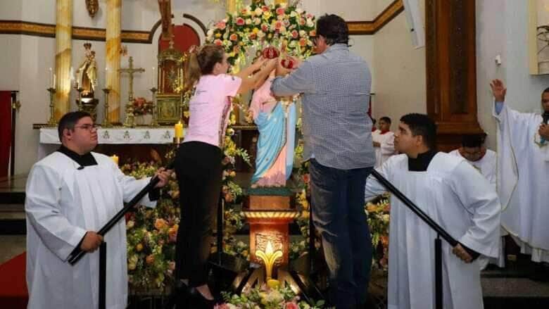 Prefeita de Varzea Grande e primeiro cavalheiro coroam Nossa Senhora da Guia