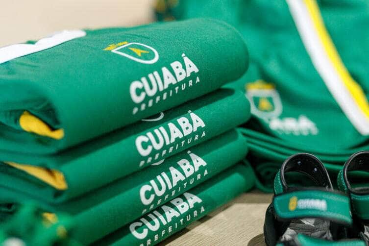 Prefeitura de Cuiaba realiza entrega de uniformes aos estudantes