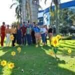 Prefeitura de Sorriso recebe flores amarelas em acao do Maio Laranja