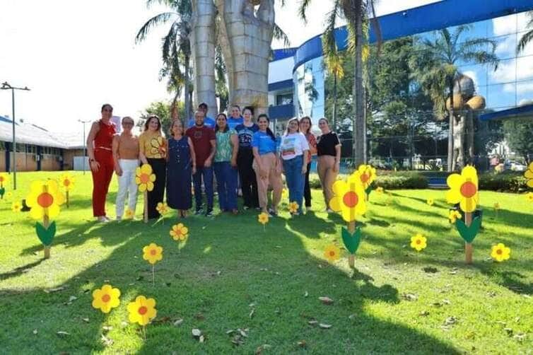 Prefeitura de Sorriso recebe flores amarelas em acao do Maio Laranja