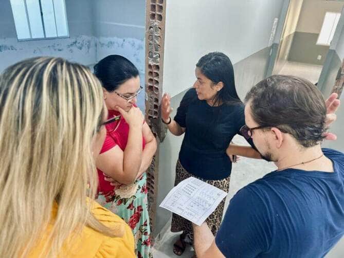 Primeira dama de Cuiaba articula solucao temporaria para criancas de creche atingida por chuvas