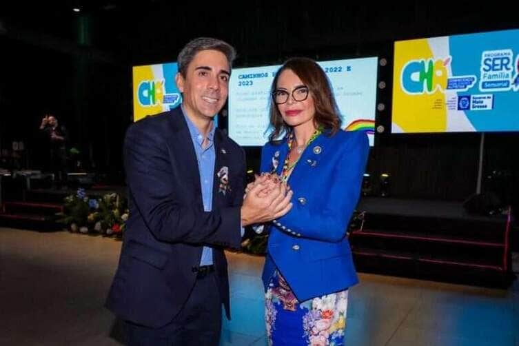 Primeira dama de Mato Grosso participa do lancamento de material pedagogico antirracista nesta quarta feira 14