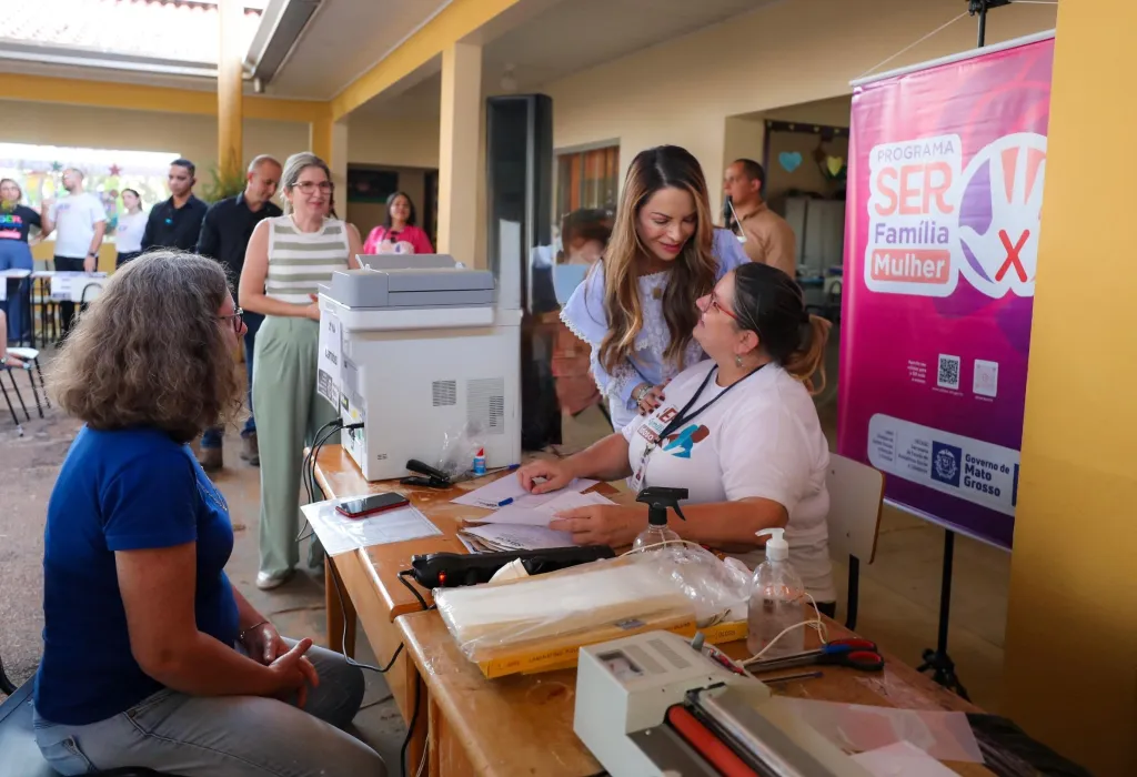 Primeira-dama participa de mutirão e inaugura escola em Mato Grosso