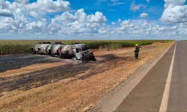 Acidente ocorreu na manhã deste sábado (10), a cerca de 110 km de Nova Mutum; caminhão transportava líquido inflamável e provocou incêndio de grandes proporções