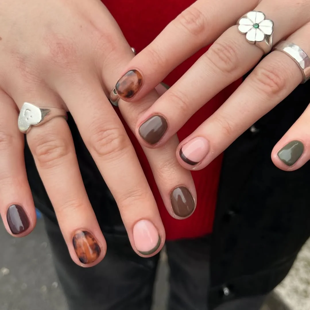 Manicure de dinheiro para junho de 2025: cores e ideias para atrair riqueza 88 Sombras profundas, confiantes e fundamentadas dão fonte de apoio interno