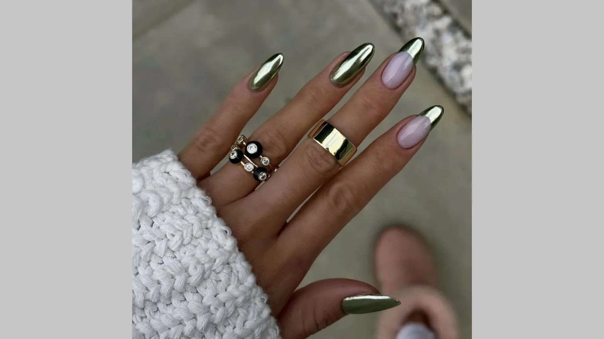 Unhas em forma de amêndoa com brilho dourado e efeito de flash de luz